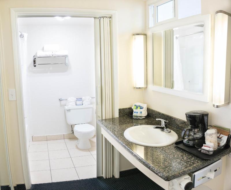 Deluxe King Room Upstairs image 1