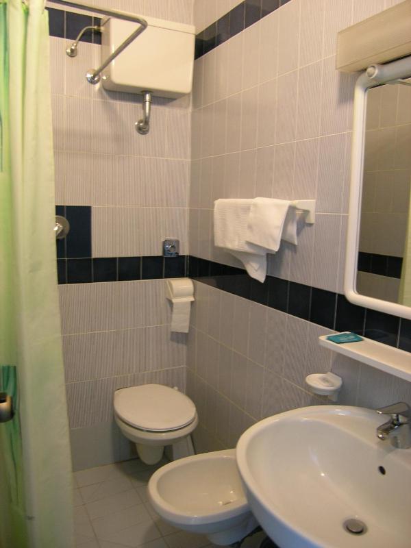 Economy Double Room image 3