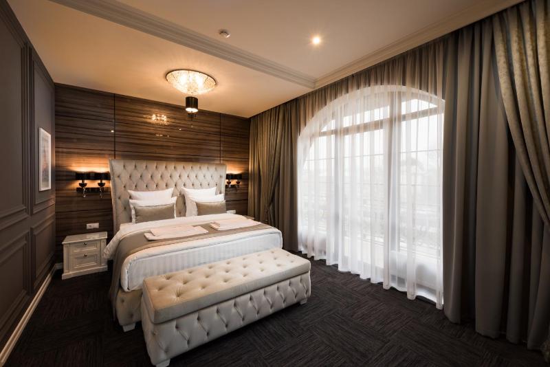 King Suite with Balcony image 1
