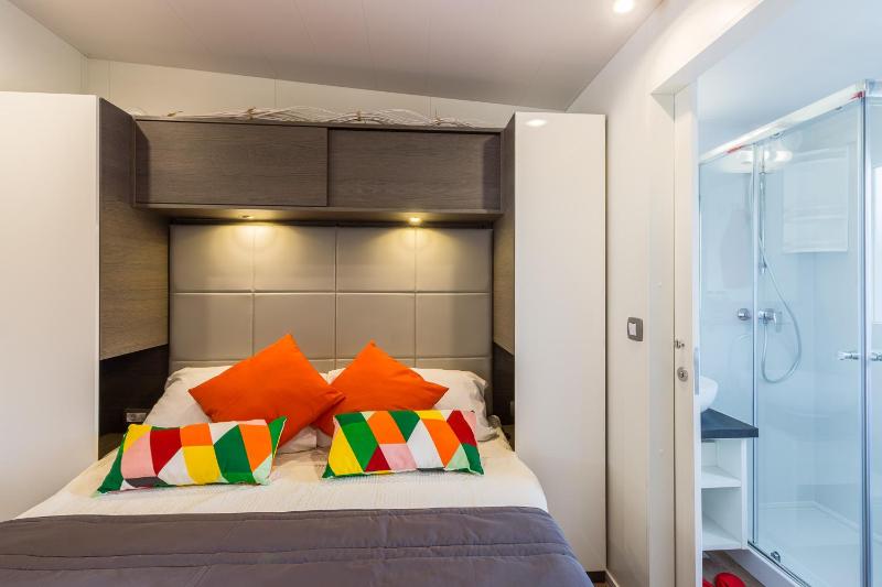 Deluxe Two-Bedroom Mobile Home with Terrace image 2