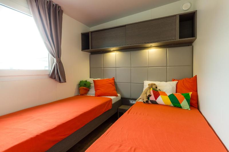 Deluxe Two-Bedroom Mobile Home with Terrace image 3