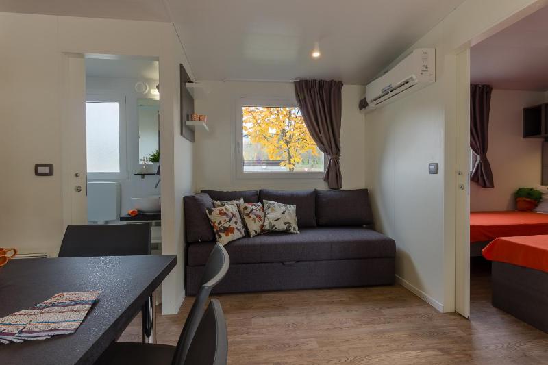 Deluxe Two-Bedroom Mobile Home with Terrace image 4