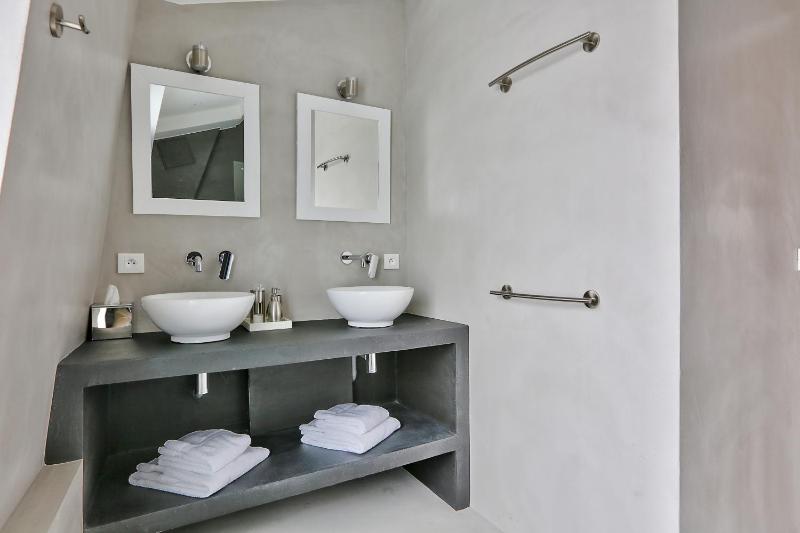 Deluxe Double or Twin Room image 3