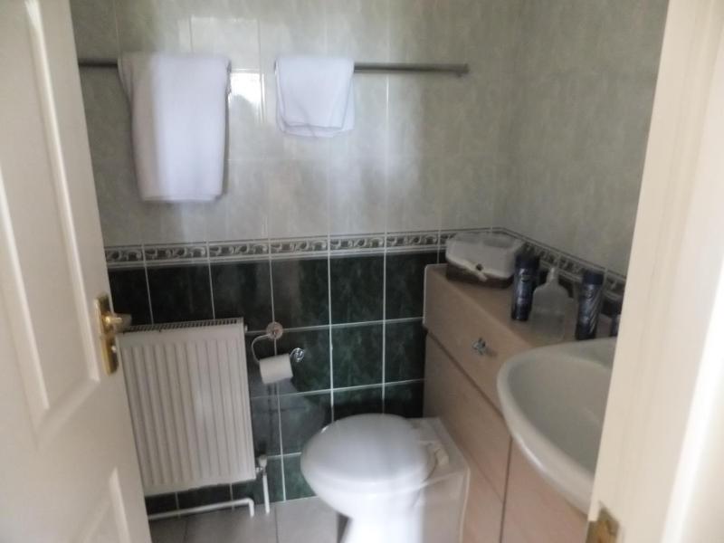 Twin Room with Shower image 2