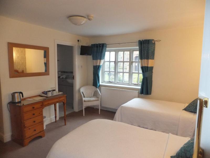 Twin Room with Shower image 4