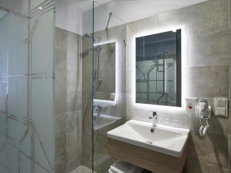 Standard Queen Room image 4