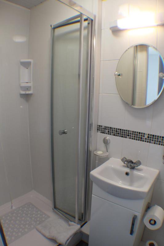 Single Room with Shower image 1