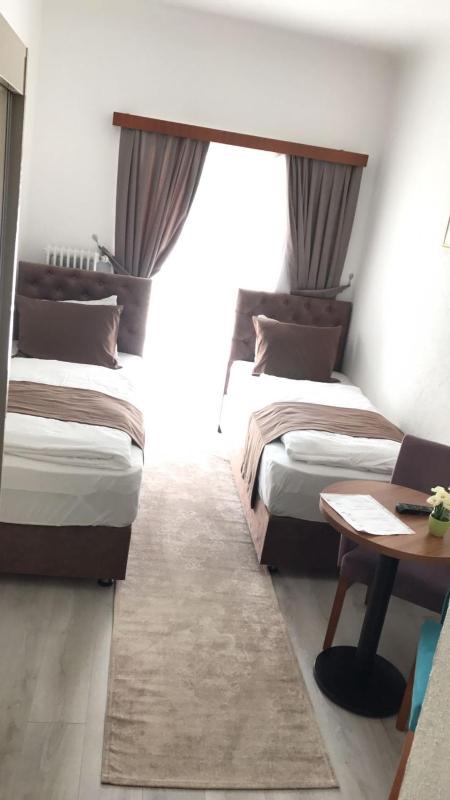 Twin Room image 2