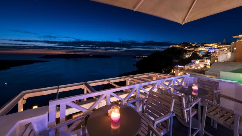 Executive Suite with Private Heated Mini-Pool and Caldera View image 3