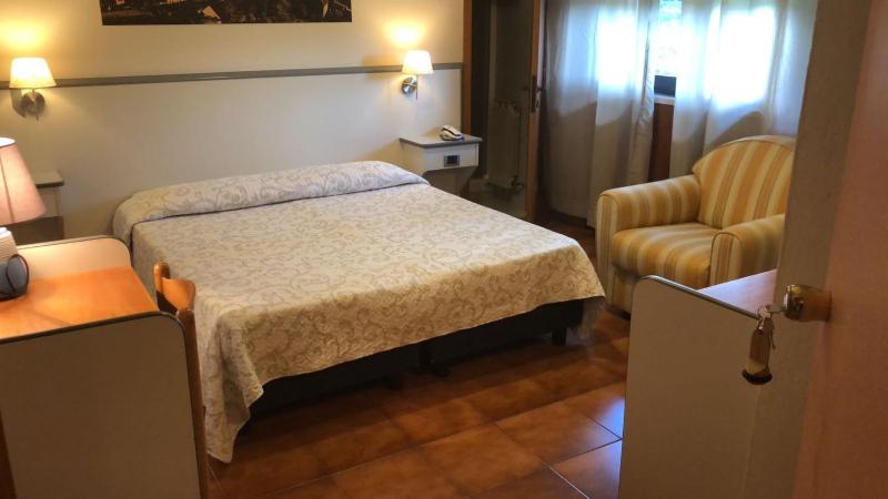 Large Single Room image 2