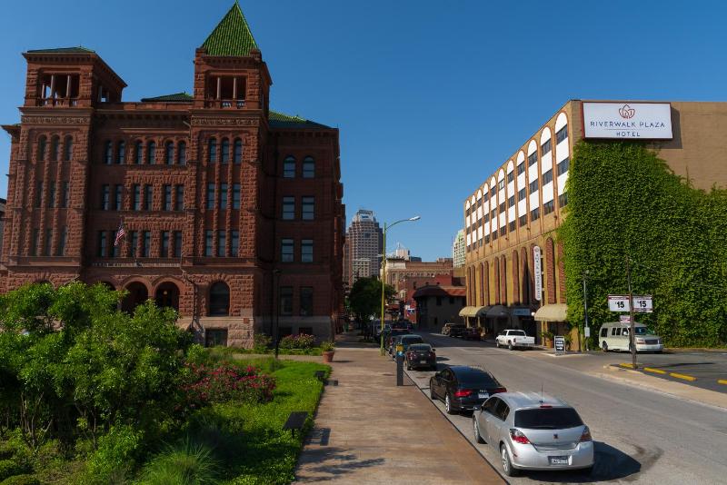 Riverwalk Plaza Hotel - image 11