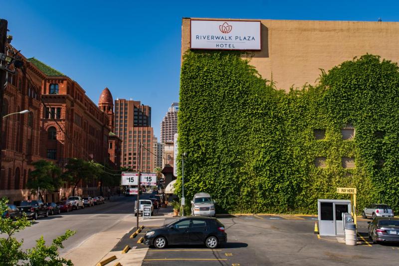 Riverwalk Plaza Hotel - image 13