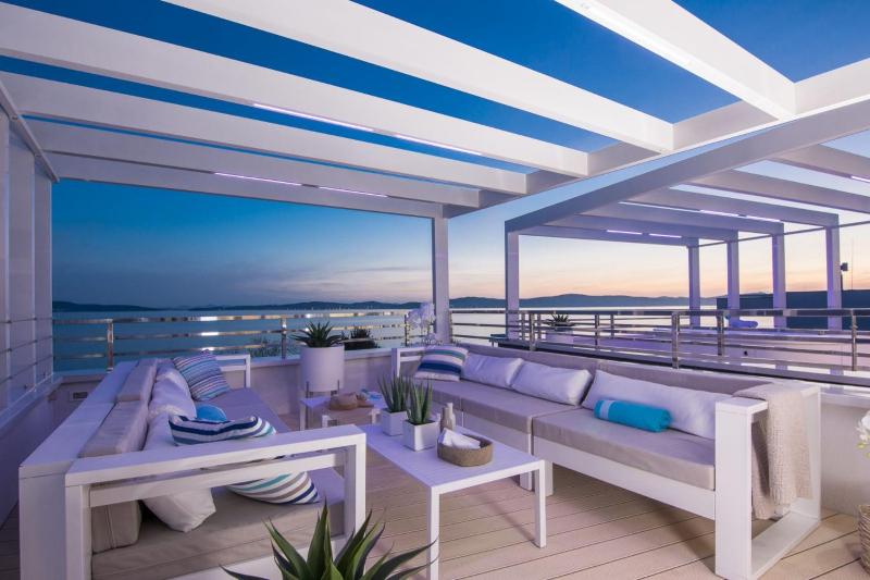 Two-Bedroom Penthouse Apartment with Terrace and Jacuzzi image 1