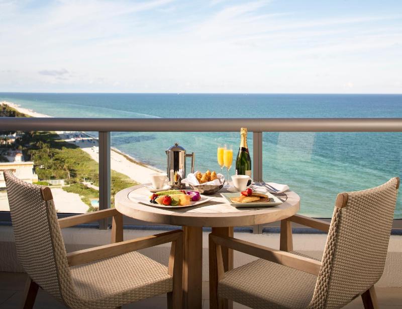 Oceanfront Junior Suite King with Balcony image 3