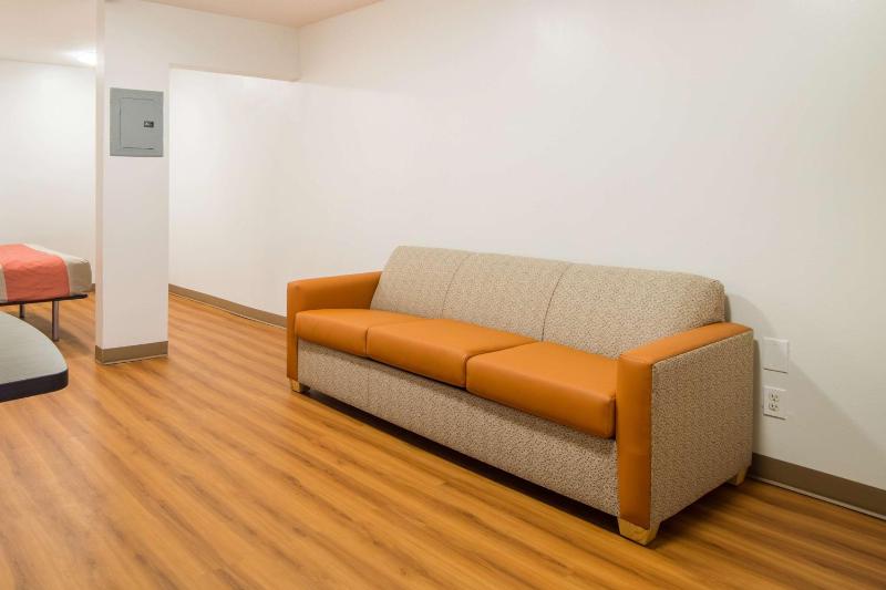 Deluxe Queen Room - Non-Smoking image 3