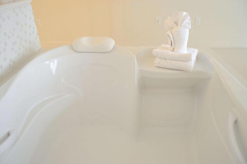 King Suite with Hot Tub and City View - Non-Smoking image 3