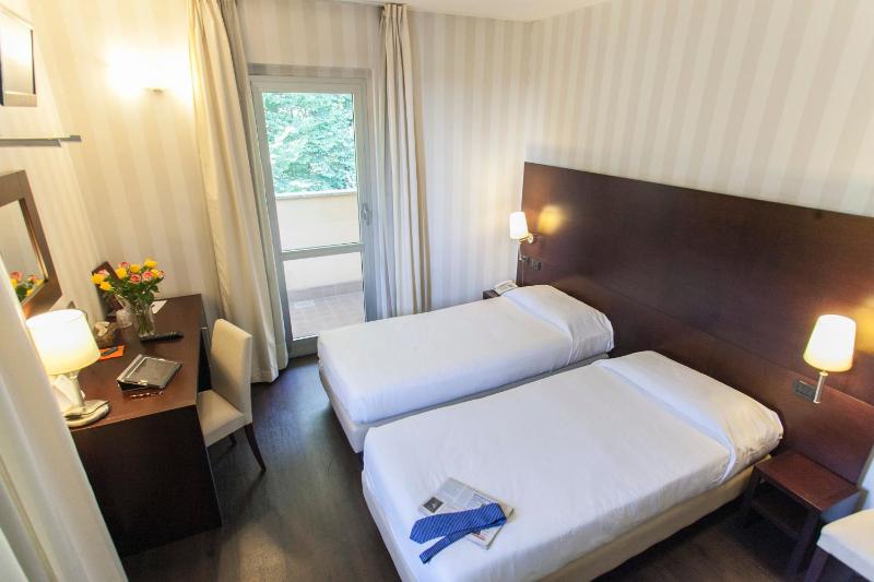 Twin Room image 2