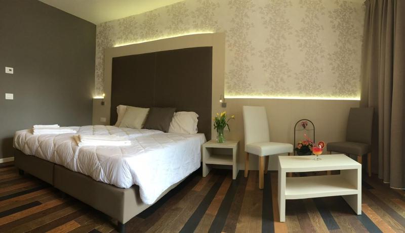 Deluxe Double or Twin Room image 3