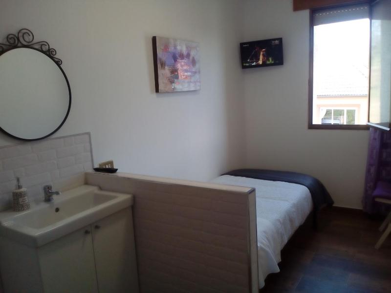 Single Room with Bathroom image 4