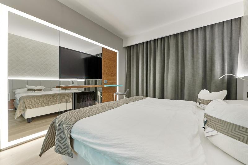 Economy Double Room Without View image 3