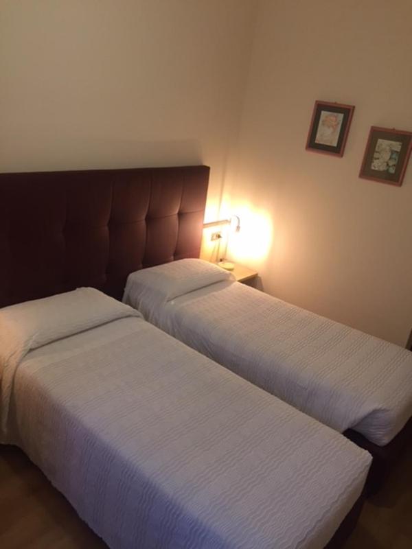 Twin Room image 4