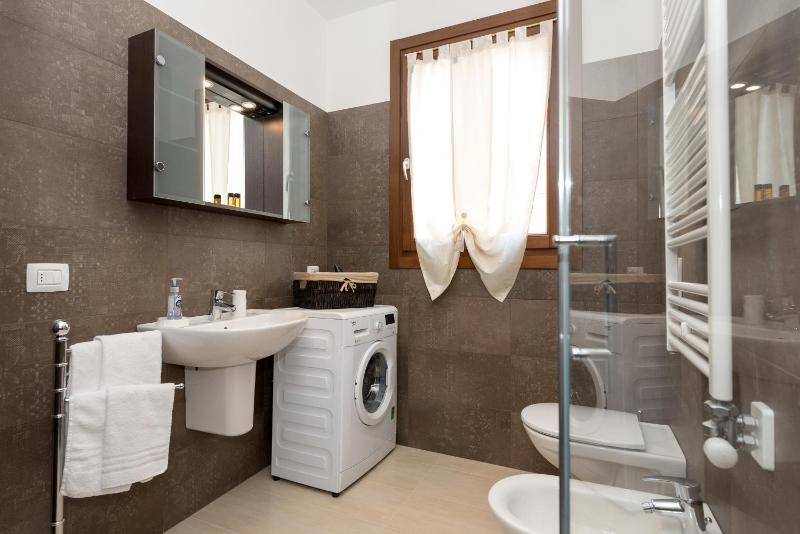 One-Bedroom Apartment - Via Scarsellini n. 19/3  image 4