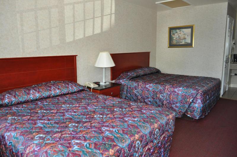Standard Double Room with Two Double Beds - Non-Smoking image 2