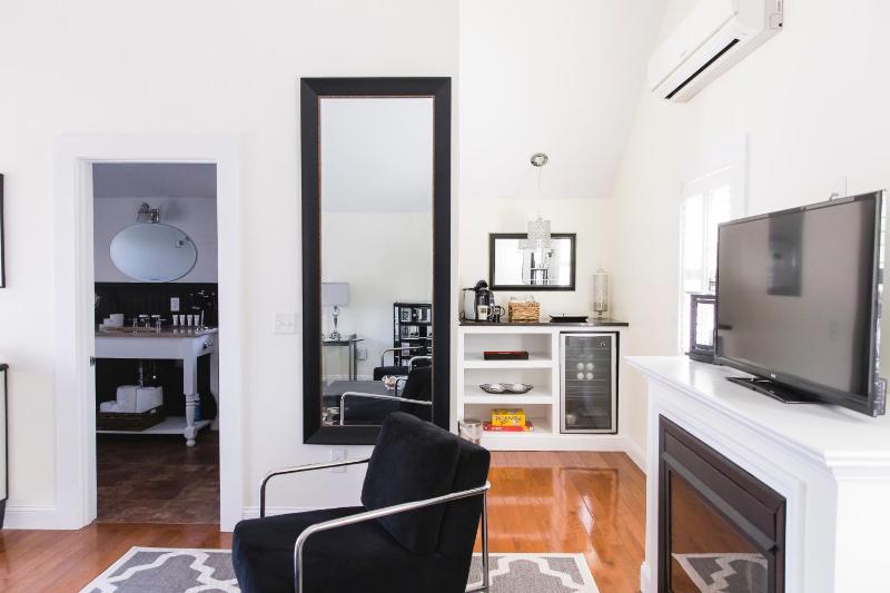 Luxury King Room image 4