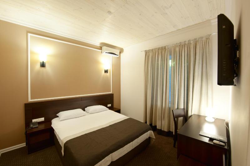 Classic Double Room image 2