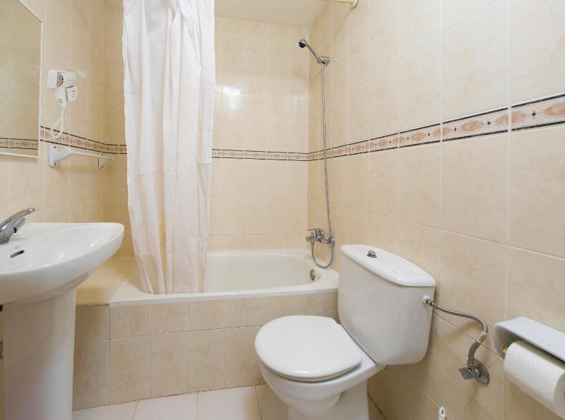 Twin Room with air conditioning and balcony image 1