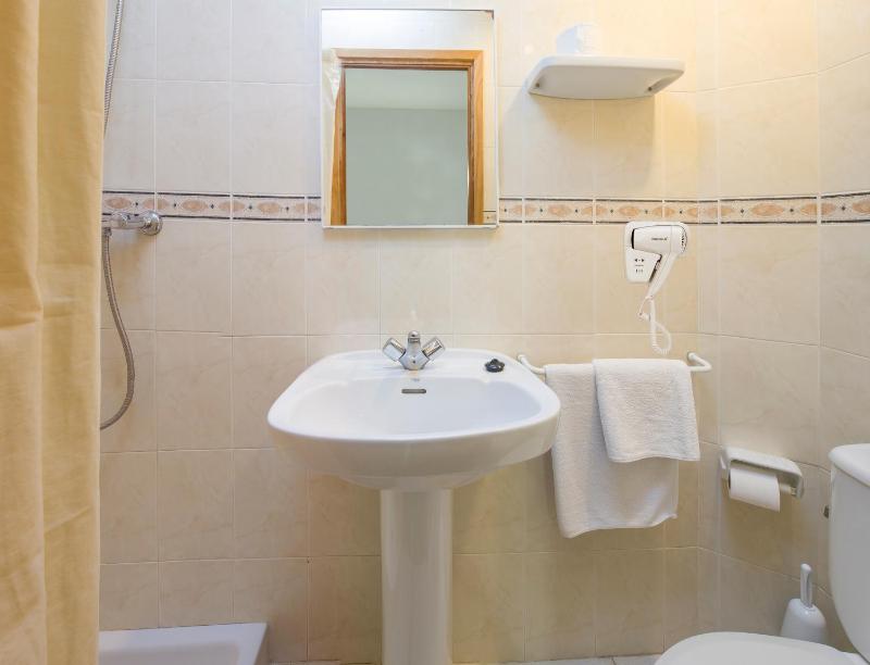 Single Room with air Conditioning and balcony image 2