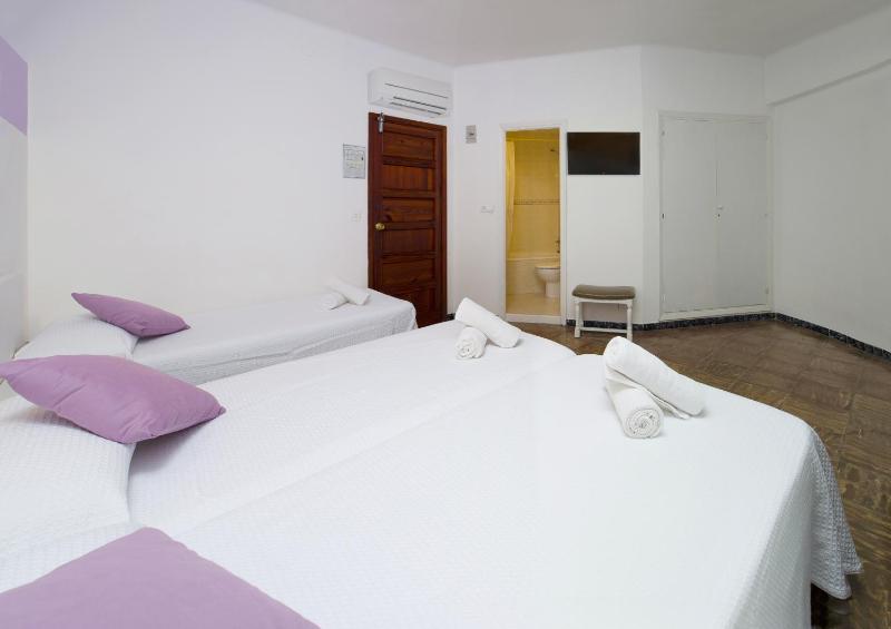 Triple Room with air conditioning and balcony image 4