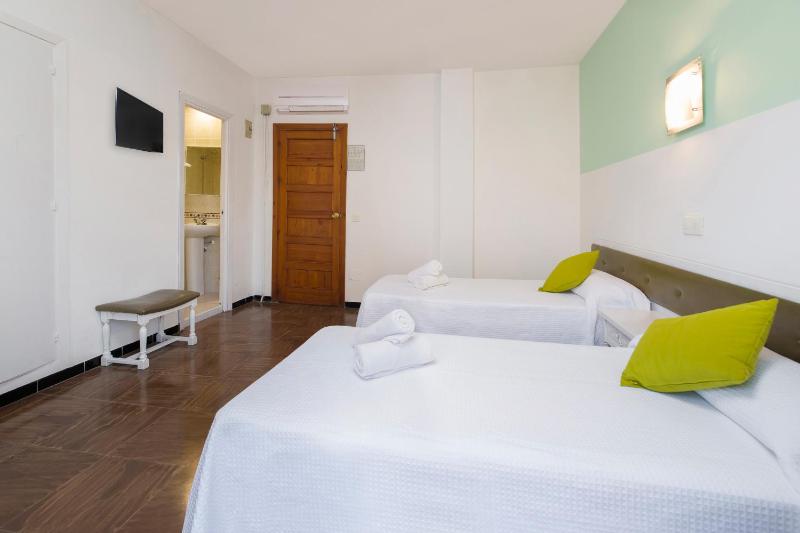 Twin Room with air conditioning and balcony image 3
