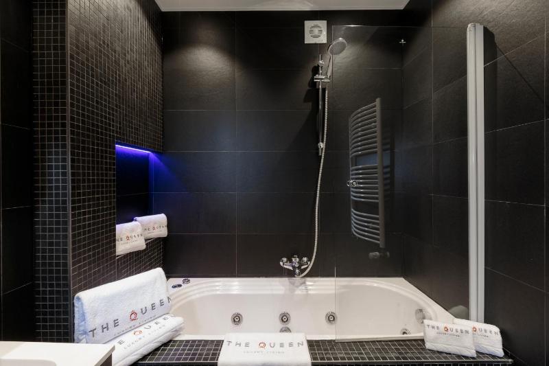 Deluxe Two-Bedroom Apartment with Balcony image 4