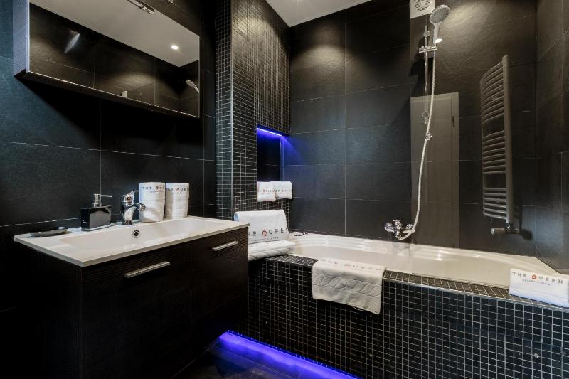Deluxe Two-Bedroom Apartment with Balcony image 3