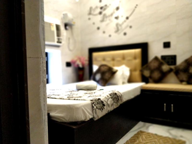 City Hotel - image 10