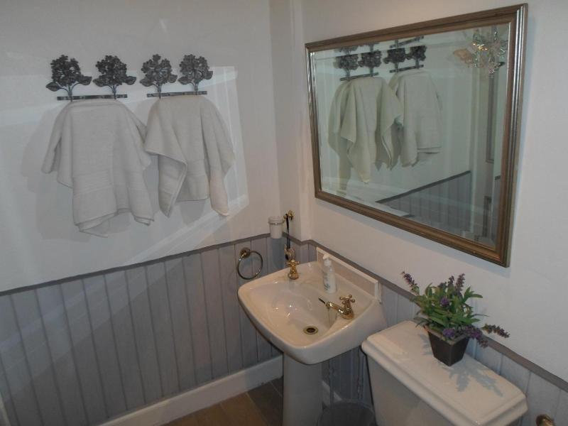 Double Room with En Suite Bathroom image 3