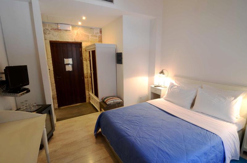 Standard Double Room image 4