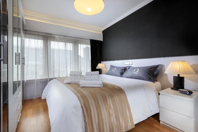 Deluxe One-Bedroom Apartment with Terrace image 4