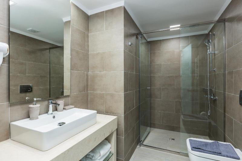 Executive Suite with Shared Pool image 2