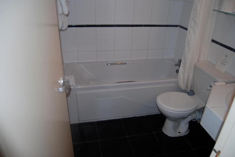 Twin Room Ensuite image 4