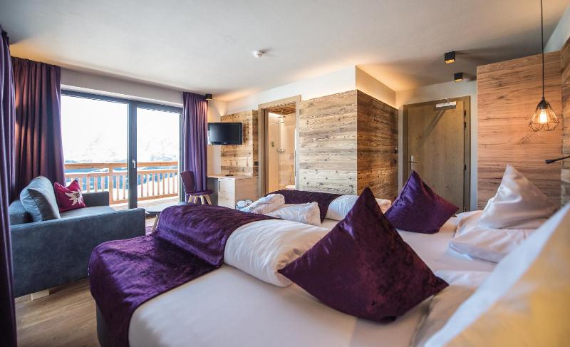 Double Room with Mountain View image 4