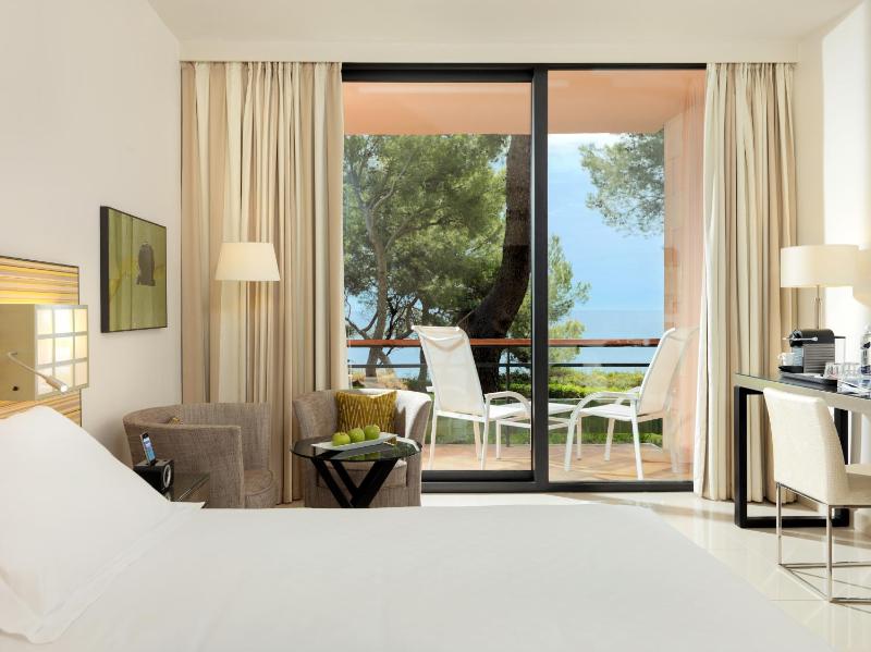 Superior Double or Twin Room with Sea View image 3