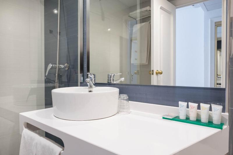 Standard Double or Twin Room image 2
