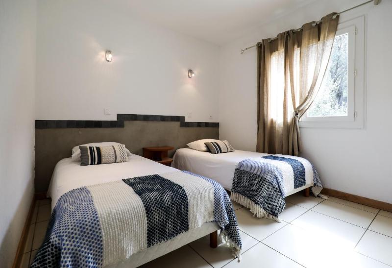 Twin Room image 3