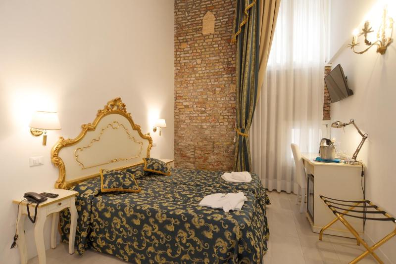 Superior Double or Twin Room image 4