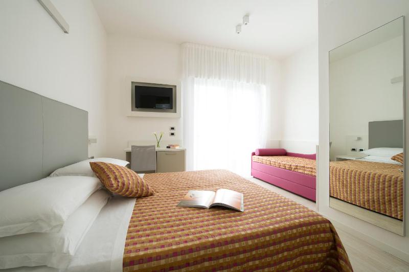 Deluxe Triple Room image 3