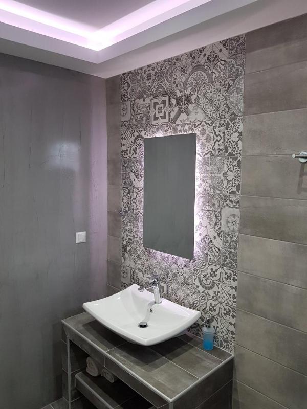 One-Bedroom Apartment image 2