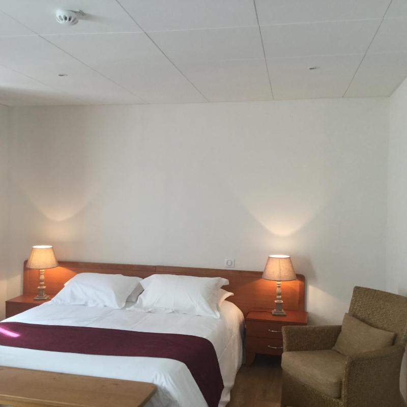 Standard Double Room image 3