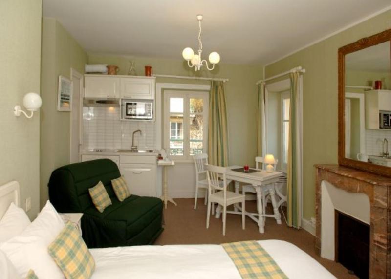 Studio (3 Adults) image 2